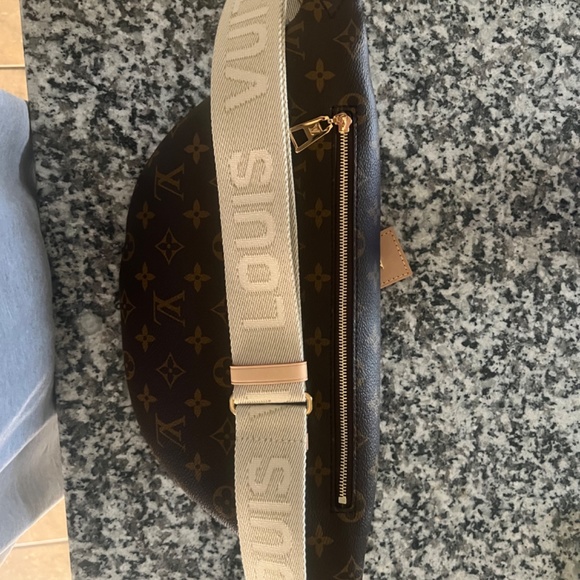 High rise Louis Vuitton bum bag - Picture 3 of 6